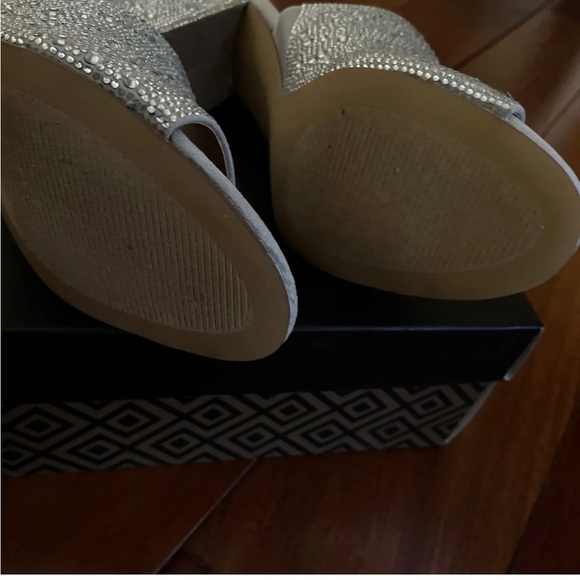 New with box Charles David 8.5 silver block heel - Picture 5 of 7